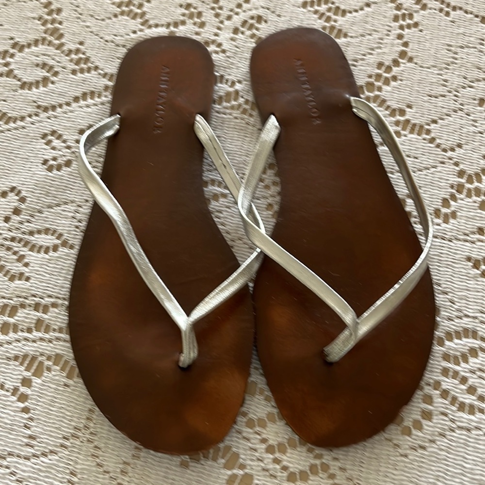 Ann Taylor thong sandals. Silver leather. Size 7